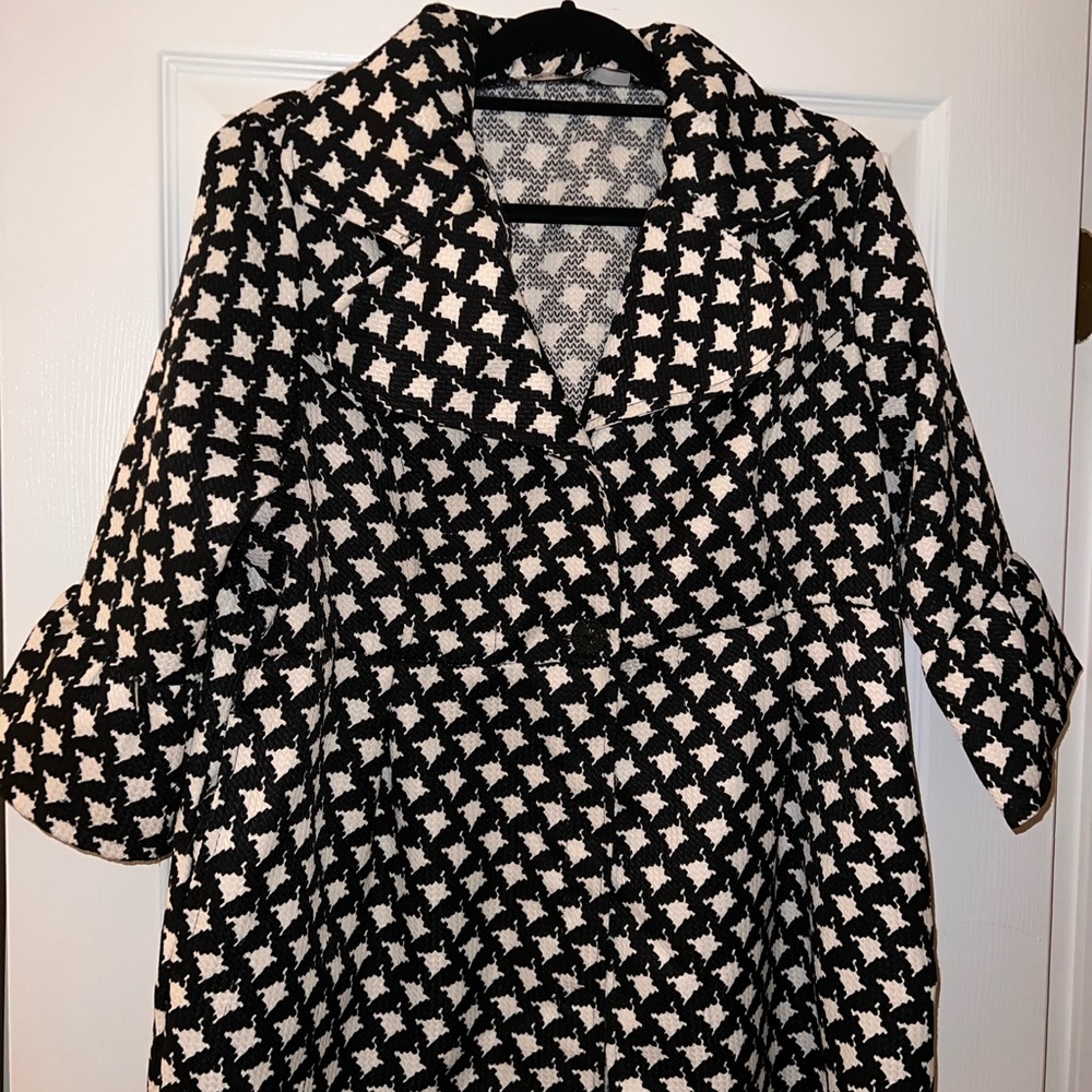 Classy Houndstooth Jacket with dazzled button. Size Large